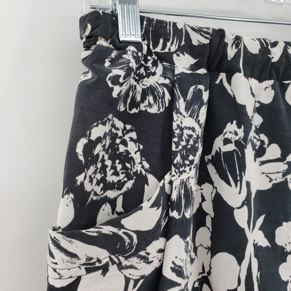 LOFT Black and White Silk Blend Pull on Floral Skirt w/ Pockets - Picture 2 of 6